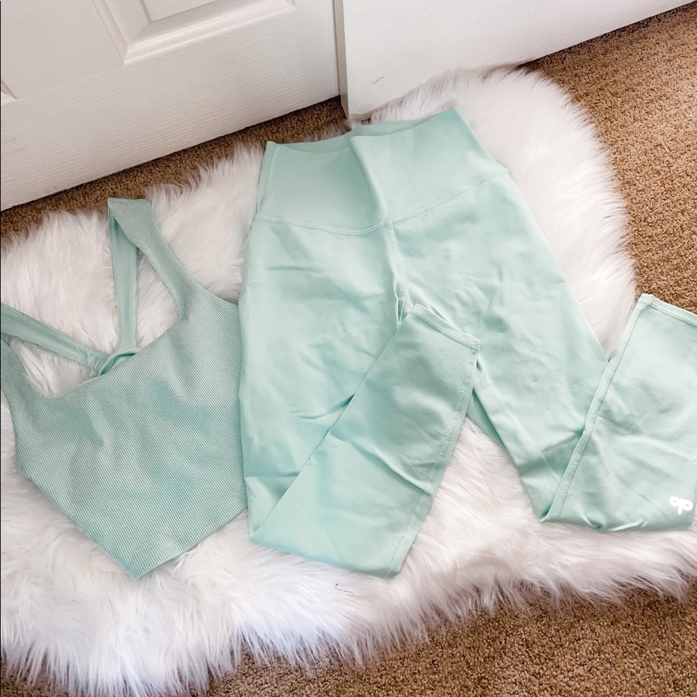 Alo Yoga 7/8 Airbrush Leggings & Alosoft Bra Tank